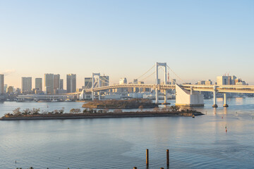 Obraz premium View of Rainbow Bridge from Odaiba in Tokyo city, Japan