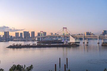 Fototapeta premium Tokyo bay at twilight with view of Rainbow Bridge in Tokyo city, Japan