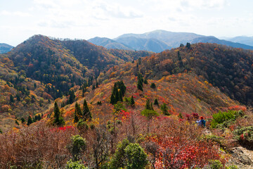 Fototapeta na wymiar 紅葉の武奈ヶ岳 登山道からの眺め