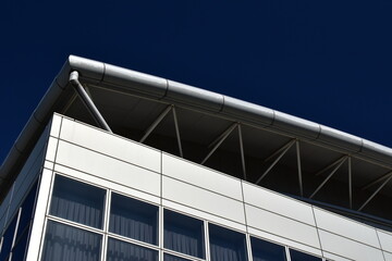 青空の下の体育館