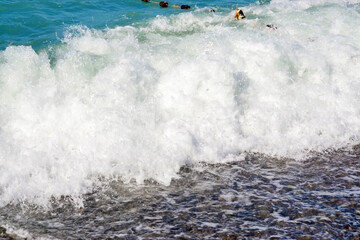 Naklejka premium foamy waves on blue sea surface behind of moving boat. selective focus