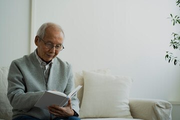 読書をする日本人シニア男性