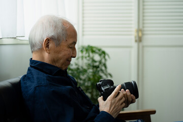 カメラを持つ日本人シニア男性