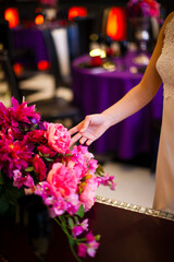 装花に触れる新婦