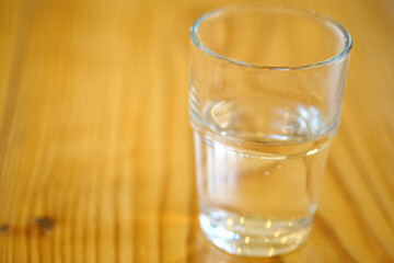 机の上に置かれたコップの水
