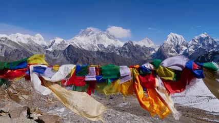 Crédence de cuisine en verre imprimé Makalu Drapeaux de prière bouddhistes colorés volant au vent au sommet du col Renjo La (5 430 m), Himalaya, Népal avec un panorama spectaculaire sur les montagnes en arrière-plan, y compris le massif du mont Everest.