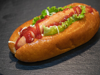 ソーセージとレタスが入った美味しいホットドック。