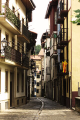 Fototapeta premium Calle de pueblo en una mañana en Getaria, País Vasco, España.