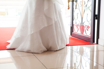 ヴァージンロードを歩く新婦