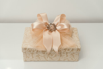 decorative wedding gift box with bow brooch - obrazy, fototapety, plakaty