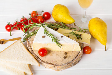 brie cheese with pear, cherry tomatoes and white wine