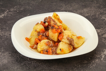 Roasted potato and beef with sauce