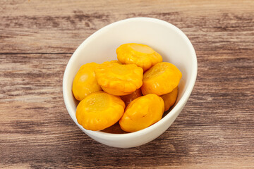 Marinated yellow patisson in the bowl