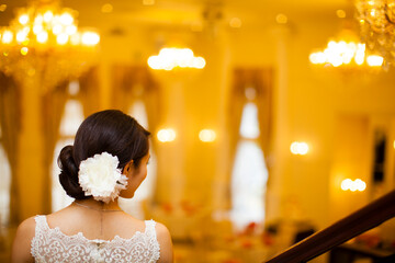 階段を下りる新婦