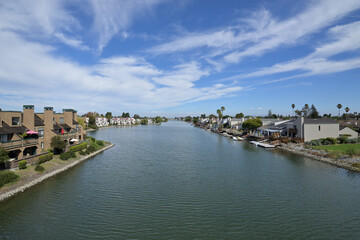 Obraz premium アメリカの計画住宅地：レッドウッド・ショアーズの街並み