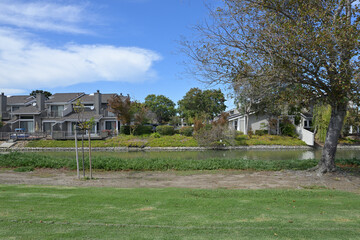 Obraz premium アメリカの計画住宅地：レッドウッド・ショアーズの街並み