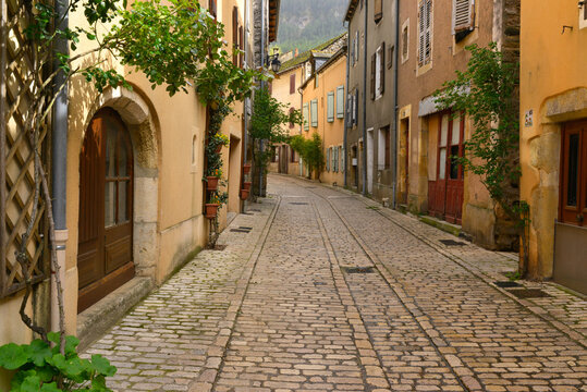 Rue de la ville, pavée et colorée à Ispagnac (48320), département de la Lozère en région Occitanie, France