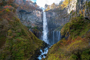 Fototapeta premium 紅葉の日光 華厳の滝 観瀑台にて