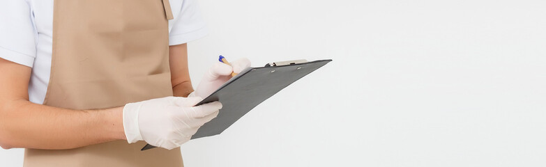 Fototapeta premium Delivery guy holding a clipboard isolated on white background
