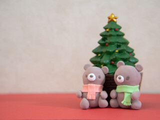 クリスマスツリーとハンドメイドの熊の人形の背景
