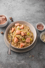 Risotto aux poireaux, saumon et herbes de provence