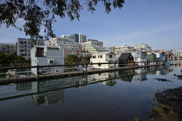 Obraz premium サンフランシスコ東部のウォーターフロント再開発：ミッション・ベイとミッション・クリークのハウスボート