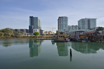 Fototapeta na wymiar サンフランシスコ東部のウォーターフロント再開発：ミッション・ベイとミッション・クリークのハウスボート