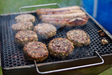 Original Thüringer Bratwürste und Gehacktes Klopse auf dem Grill 