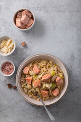 Risotto aux poireaux, saumon et herbes de provence