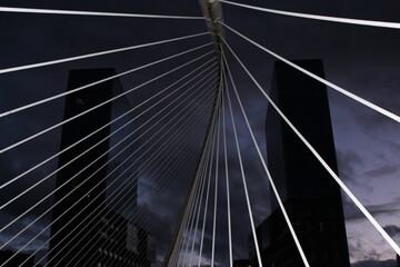 Bilbao Espagne de nuit pont nuages et bâtiments
