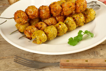 brochettes de boulettes de viande hachée aux épices