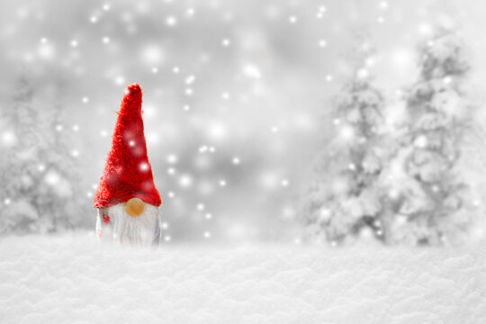 Kleiner Weihnachtsmann im Schnee