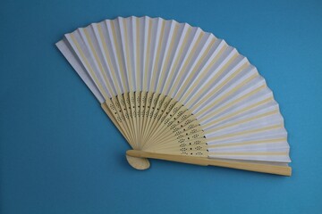 asiatischer F&auml;cher isoliert mit blauem Hintergrund 