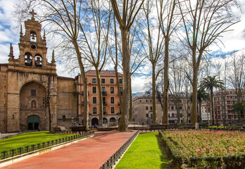 Jardines de Albia y la iglesia de San Vicente en Bilbao, Vizcaya, Pa&iacute;s Vasco