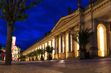 Obraz premium The Mill Colonnade Mlynska kolonada Neo-Renaissance building with columns and hot springs in spa town Karlovy Vary Carlsbad historical city centre, night evening view, West Bohemia, Czech Republic