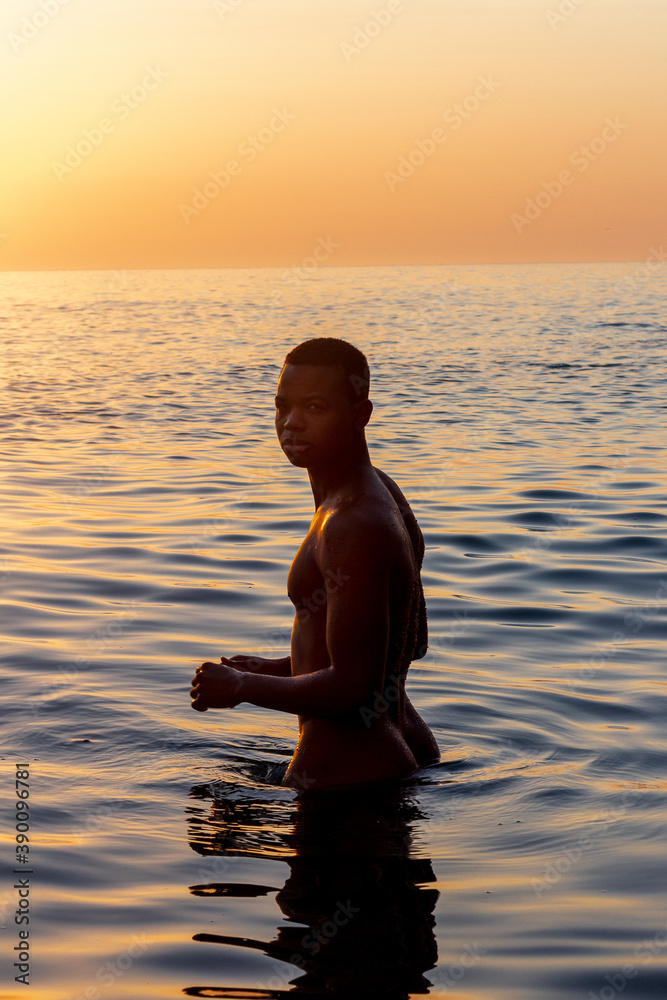 Sticker oy into de sea during a sunrise