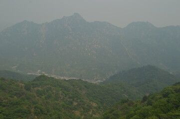 Fototapeta premium Hiking in the beautiful Chinese mountain landscapes and on the ancient historical Great Wall of China 