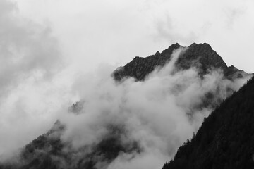 Nuvole e particolare di una montagna in estate.