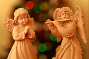 Statue di legno natalizie raffiguranti angeli che suonano e pregano.
