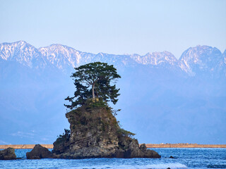 秋、快晴の雨晴海岸から女岩と立山連峰を望む 富山県高岡市