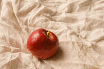 しわくちゃのリネンと赤いリンゴ
