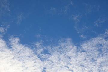파란 하늘과 구름이 보이는 아름다운 풍경