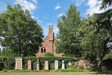 Kapelle mit Grabsteinen