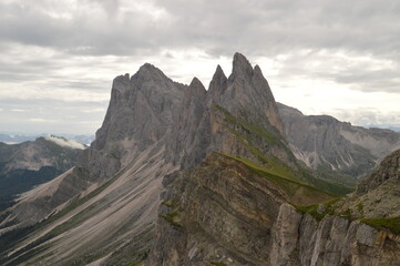 Obraz premium Hiking on the dramatic mountain ridge of Seceda in South Tyrol's Dolomites, Northern Italy