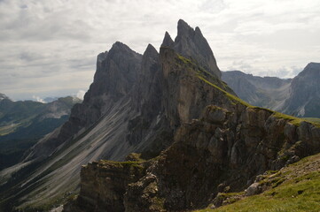 Obraz premium Hiking on the dramatic mountain ridge of Seceda in South Tyrol's Dolomites, Northern Italy