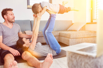 Influencer Eltern spielen mit Kind in Live Videostream