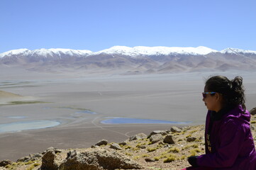 Naklejka premium Niña sola mirando paisaje solitario
