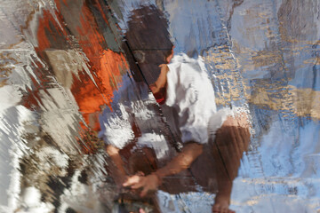 早朝帆船の甲板磨きをする実習生 © captainT