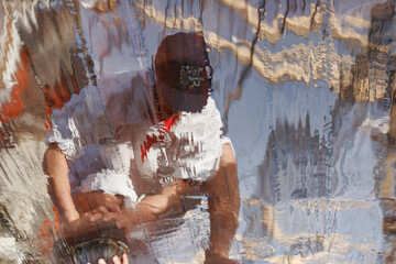 早朝帆船の甲板磨きをする実習生 © captainT