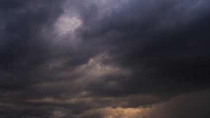 Fototapeta na wymiar Ciel très menaçant sous des nuages orageux